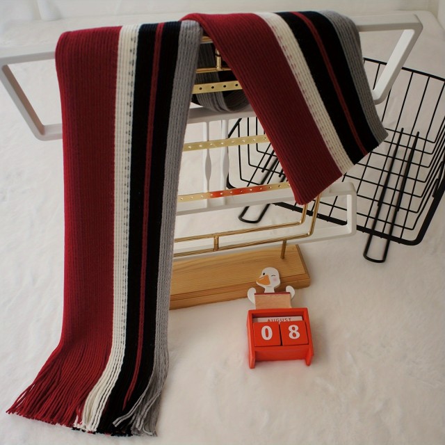 Moški eleganten pleteni šal s črtami rdeče barve