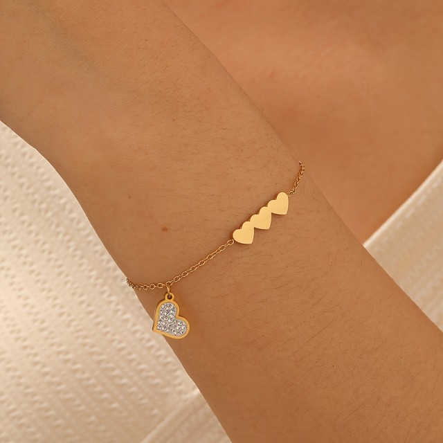 Personalizirana zapestnica s tremi srci in gravuro po želji 