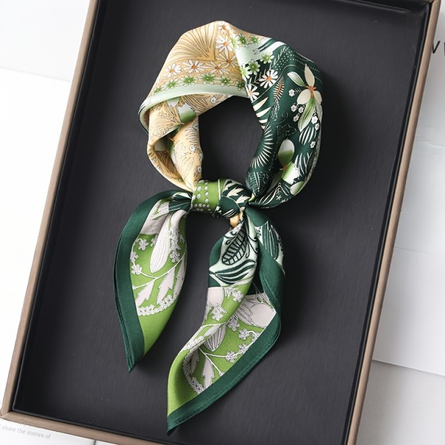 Elegantna ženska kvadratna ruta z zelenim cvetličnim vzorcem