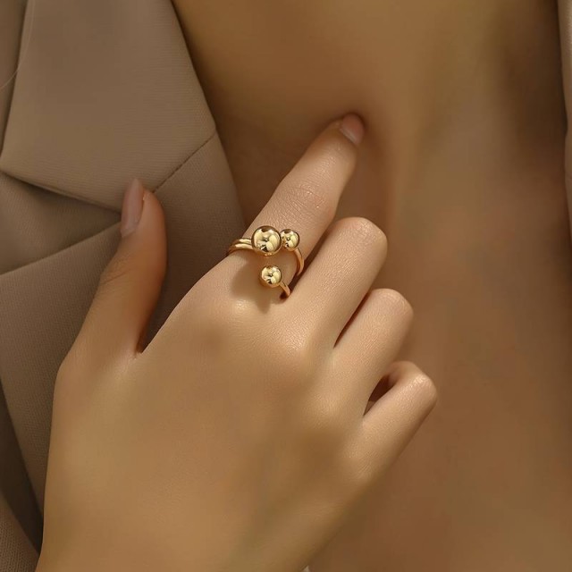 Eleganten nastavljiv prstan v zlati barvi 