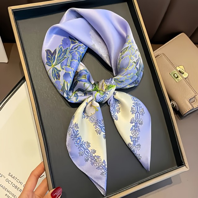 Elegantna ženska ruta v nežni vijola barvi z rožami