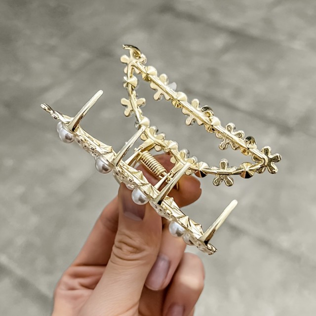 Elegantna okrasna lasna sponka z biseri in rožicami