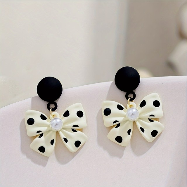 Prikupni uhani s pikicami in pentljico