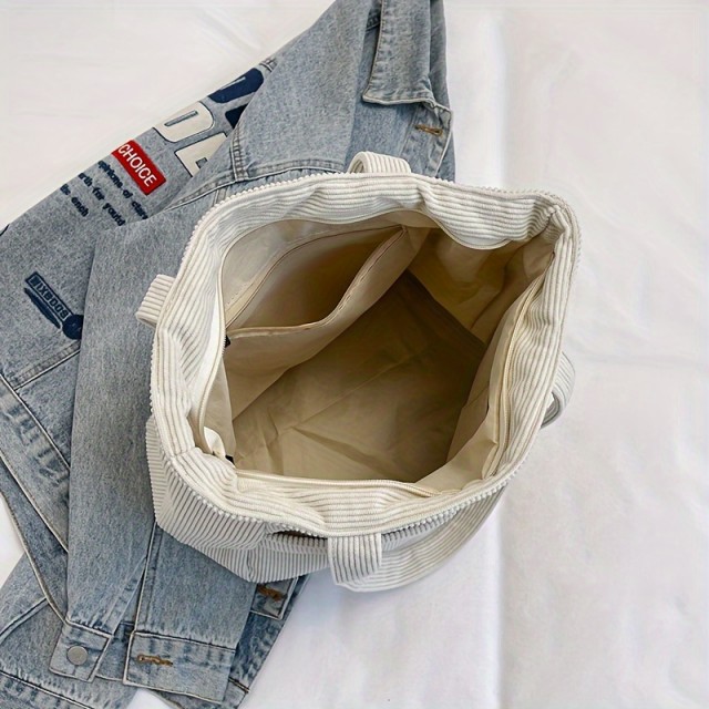 Prostorna žametna torbica v bež barvi