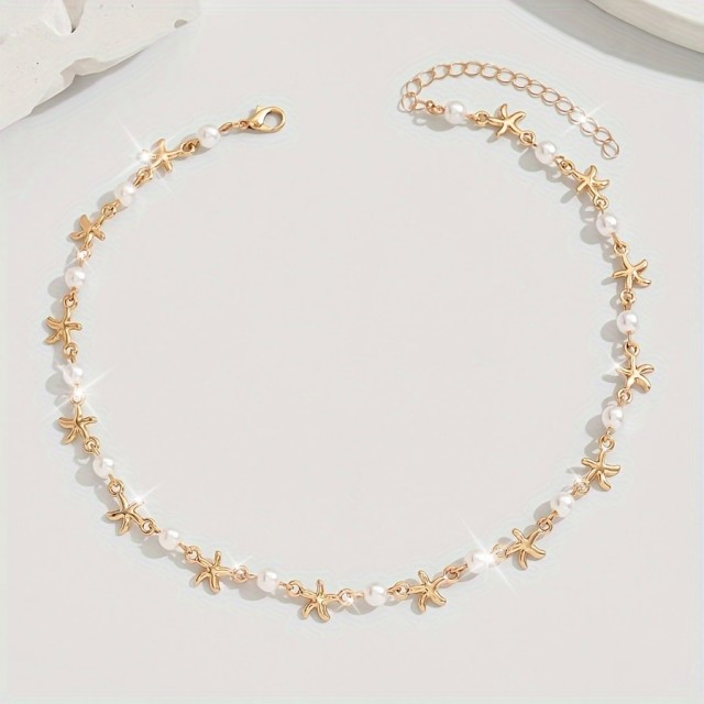 Krajša poletna ogrlica s perlicami in školjkami v zlati barvi 