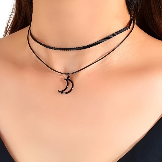 Choker ogrlica z obeskom lune v črni barvi 