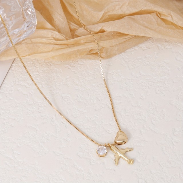 Elegantna ogrlica z letalom in srcem