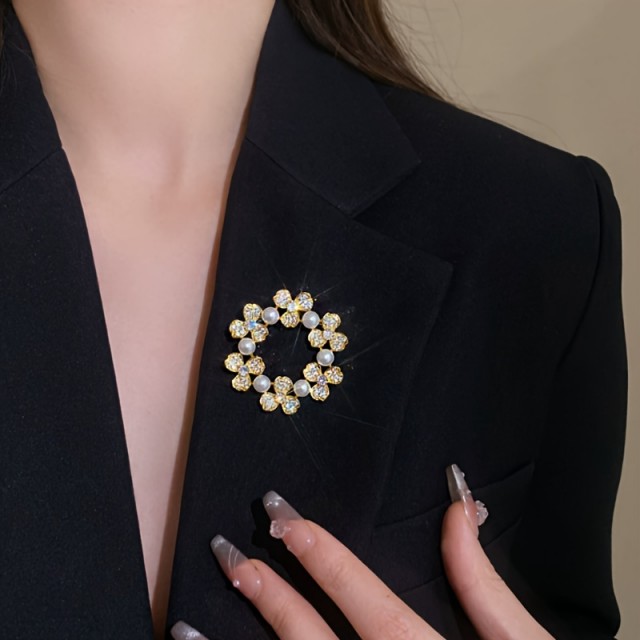 Elegantna zlata broška – cvetlični venec z biseri