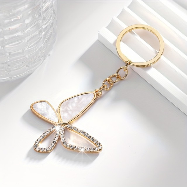 Elegantni obesek za ključe v zlati barvi z metuljem