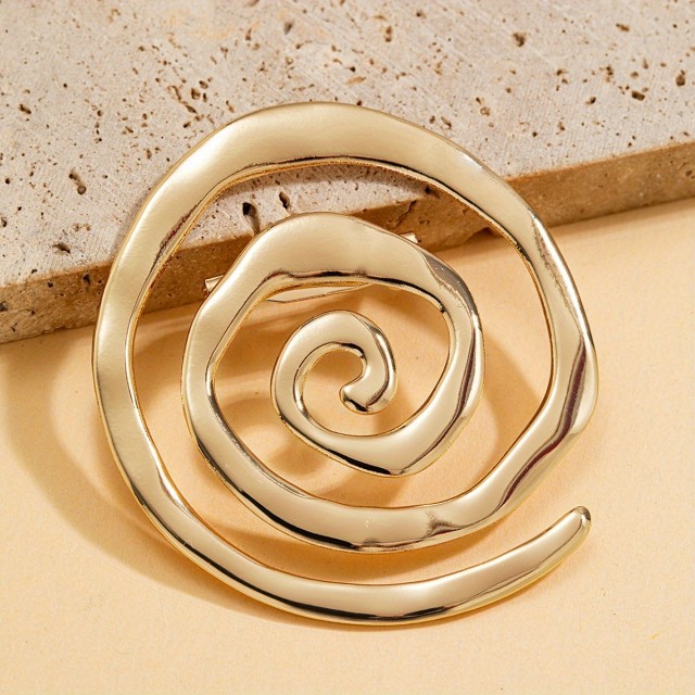 Elegantna spiralna broška v zlati barvi