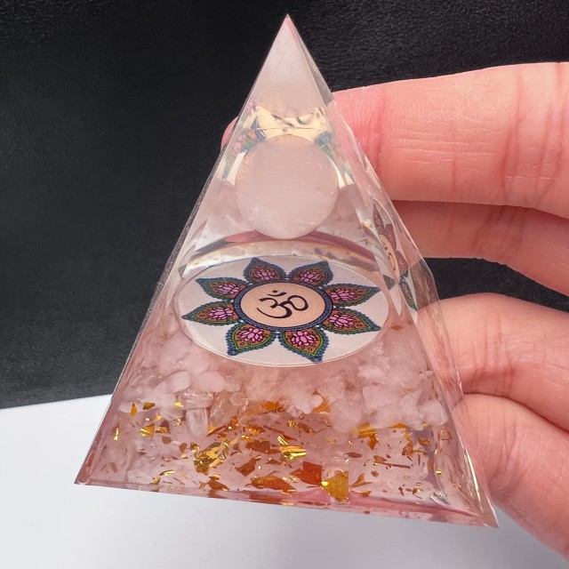 Naravna orgonska piramida iz rožnega kvarca 5cm