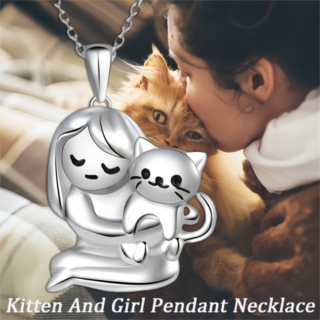 Očarljiva ogrlica z obeskom deklice ki drži mucka