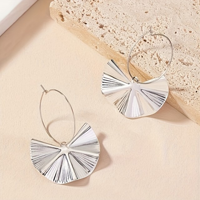 Elegantni uhani ginko v srebrni barvi 