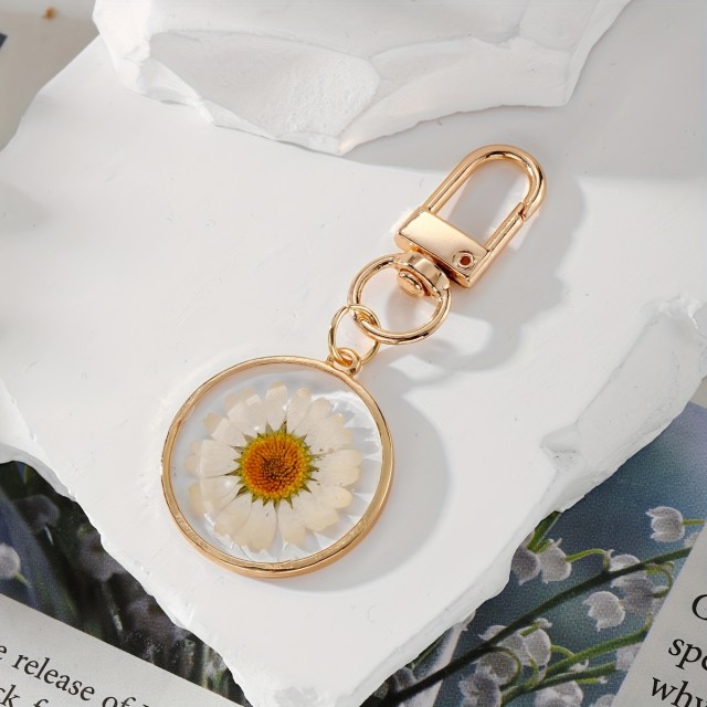 Zlat obesek za ključe iz smole z belo marjetico