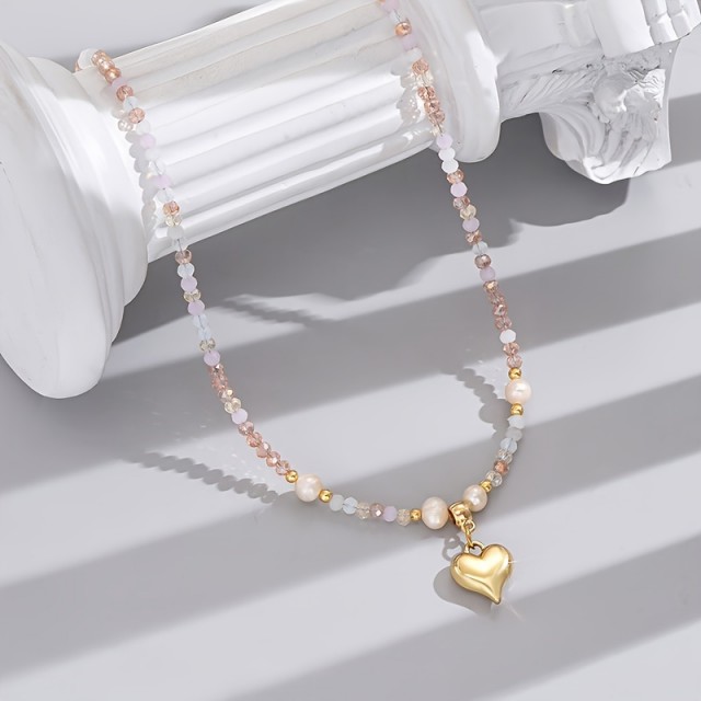 Elegantna ogrlica s perlicami in zlatim srcem