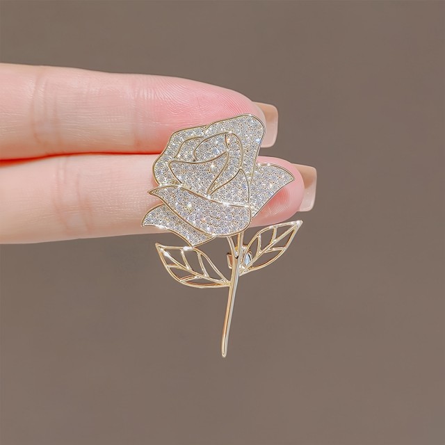 Elegantna broška z zlato vrtnico