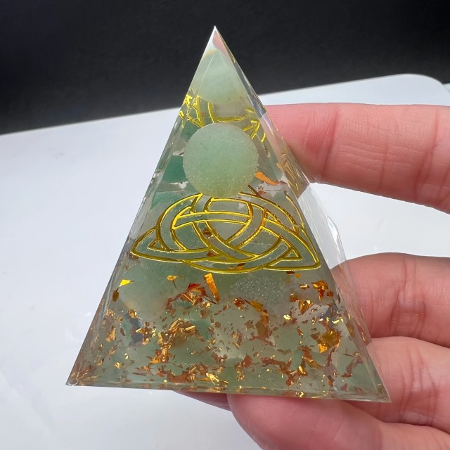 Orgonitna piramida z naravnim kamnom aventurina reiki