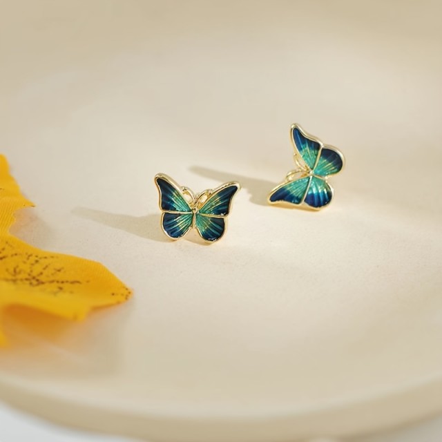 Prikupni mini uhančki z zelenim metuljem