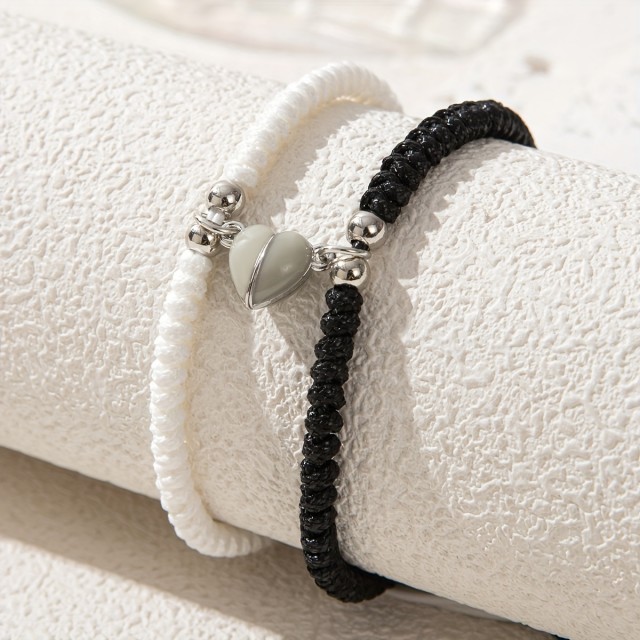 Komplet 2 zapestnic z magnetkom svetijo v temi