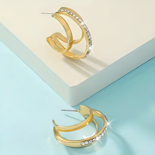 Elegantni triplastni uhani s cirkoni v zlati barvi