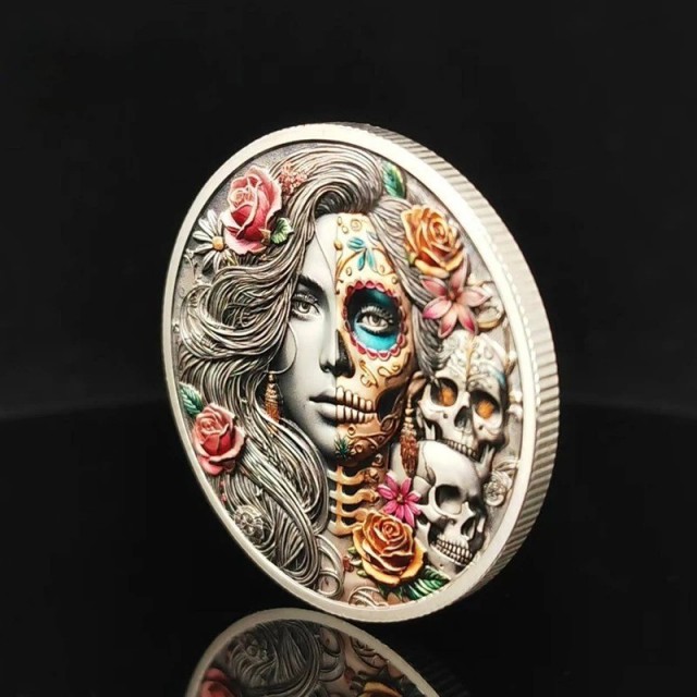 Spominski kovanec z lobanjo in vrtnicami 