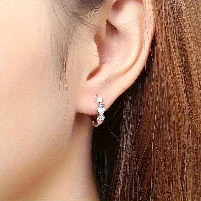 Par elegantnih okroglih ženskih minimalističnih uhanov