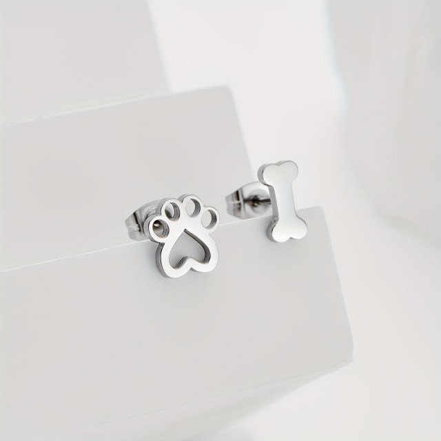 Prikupni vtični uhani s tačko in kostjo 