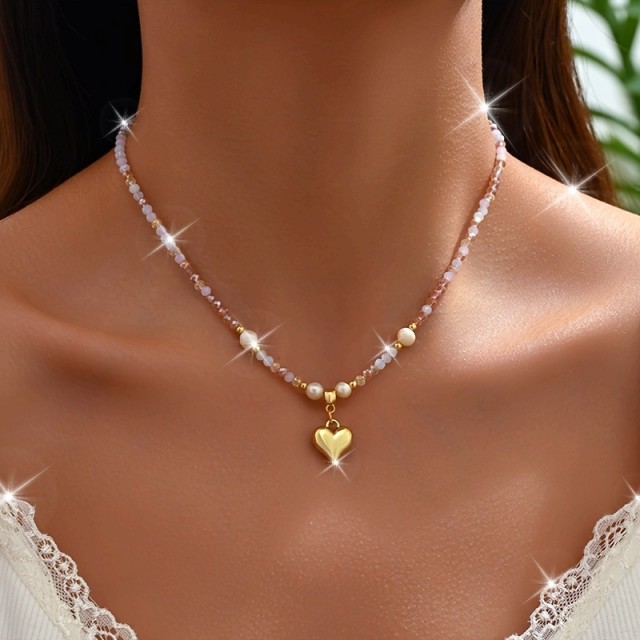 Elegantna ogrlica s perlicami in zlatim srcem