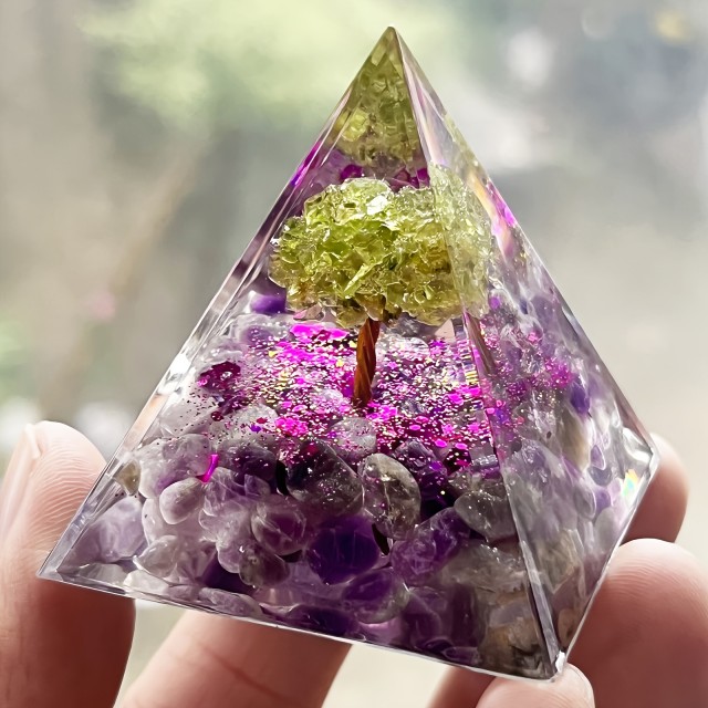 Orgonitna piramida z naravnima kristaloma Peridot & Ametist – Drevo življenja 5cm
