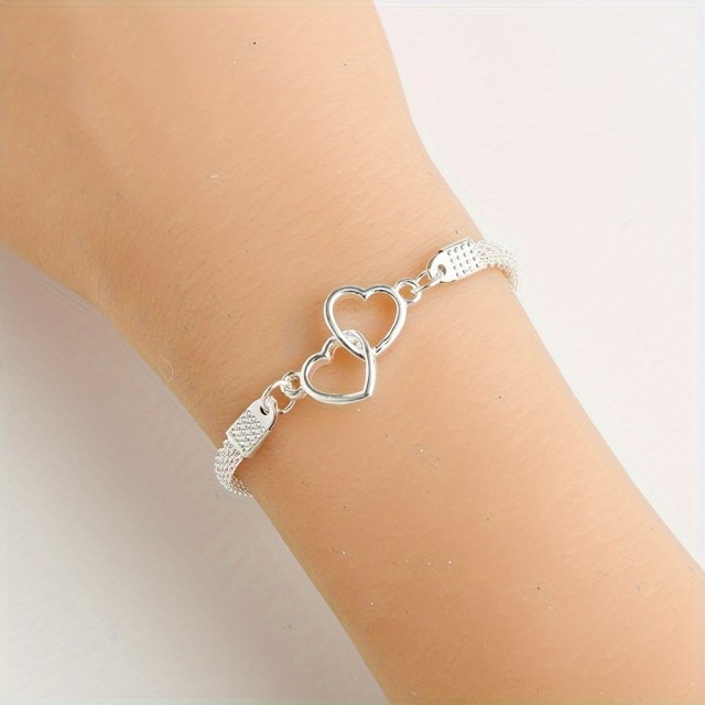 Čudovita zapestnica z dvojnim srcem v srebrni barvi