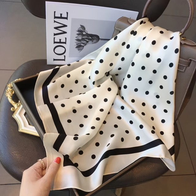 Elegantna kvadratna ruta s pikicami