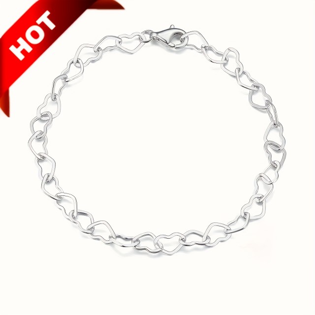 Elegantna zapestnica srebrne barve z izrezljanimi srci