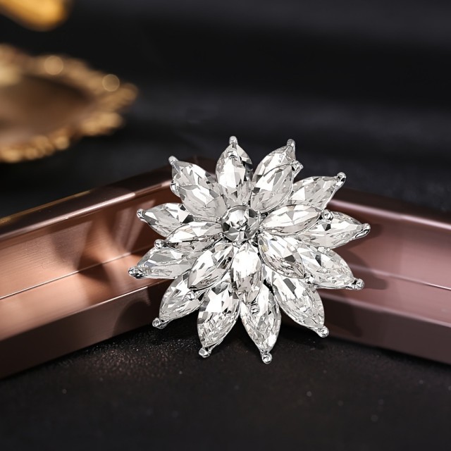 Čudovita broška z rožo iz kristalov 