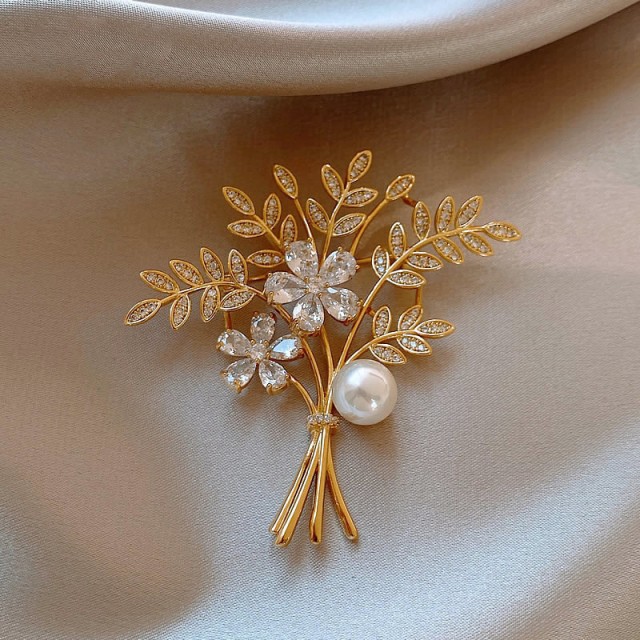 Elegantna broška s cvetličnim motivom