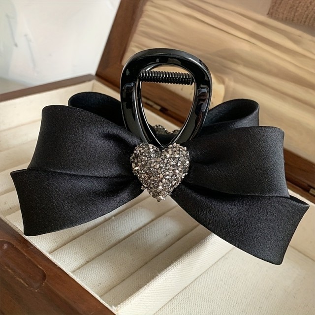 Prikupna sponka za lase s pentljico in srcem