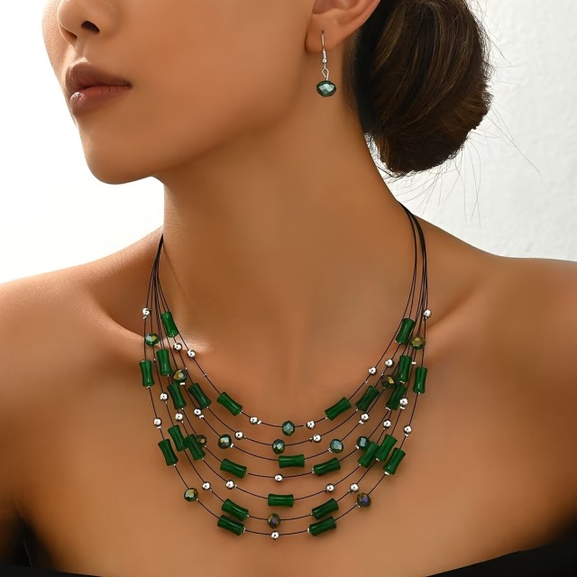 Komplet večplastne ogrlice s smaragdno zelenimi kamni in uhani