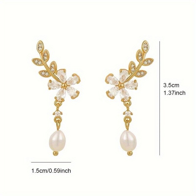 Par ženskih uhanov s cvetovi in listi