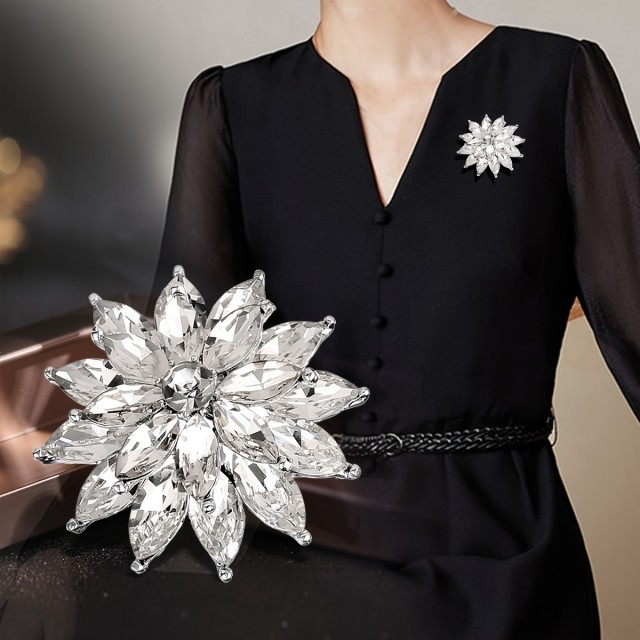 Čudovita broška z rožo iz kristalov 