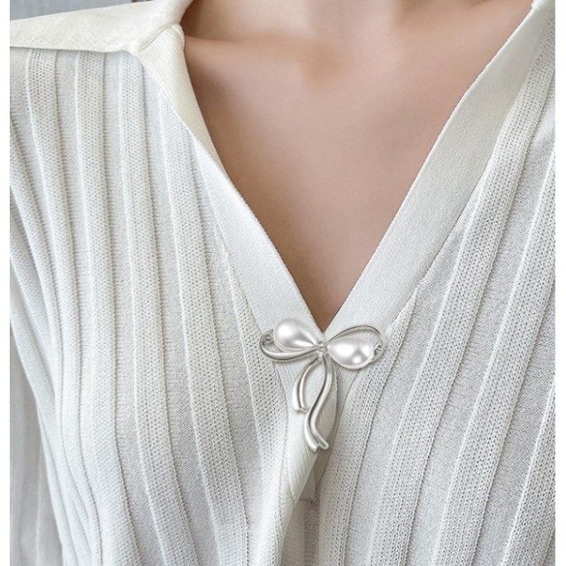 Elegantna broška zlate ali srebrne barve s pentljico