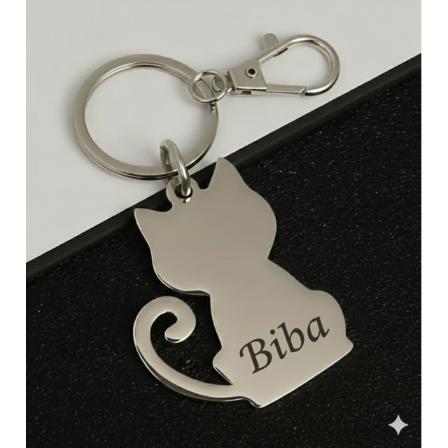 Personaliziran obesek za ključe z mucko in gravuro po želji 