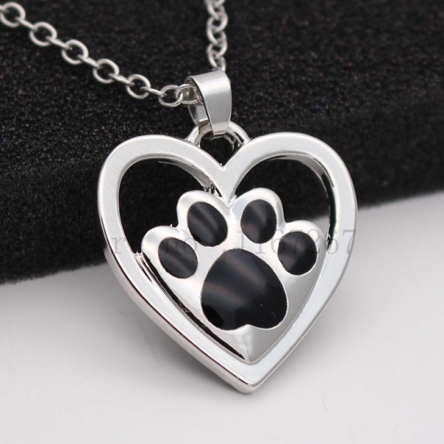 Verižica TAČKA V SRČKU, srebrne barve