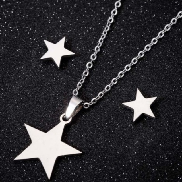 Personaliziran komplet z ogrlico in uhani ter gravuro po želji 