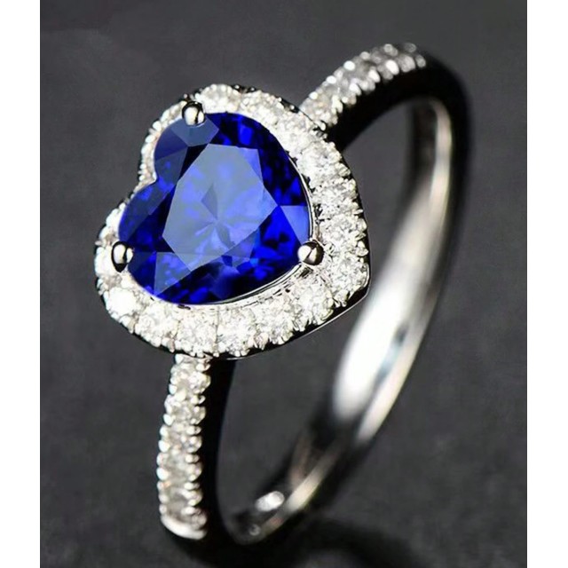 Eleganten prstan s srčkastim kamnom in cirkoni