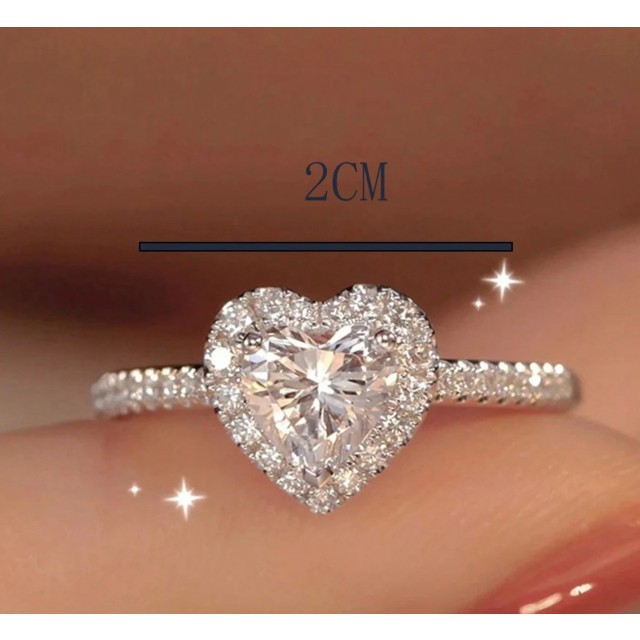 Eleganten prstan s srčkastim kamnom in cirkoni