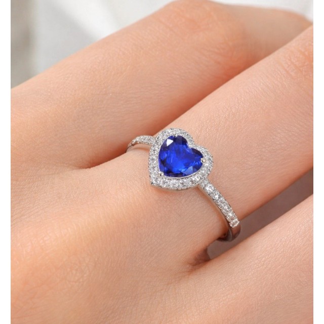 Eleganten prstan s srčkastim kamnom in cirkoni