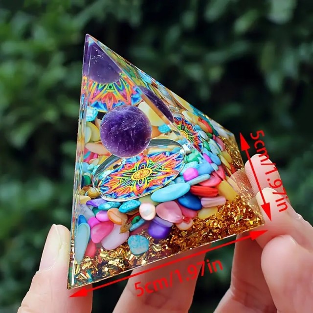 Orgonit piramida z naravnimi modrimi kamni in ametistom 5cm