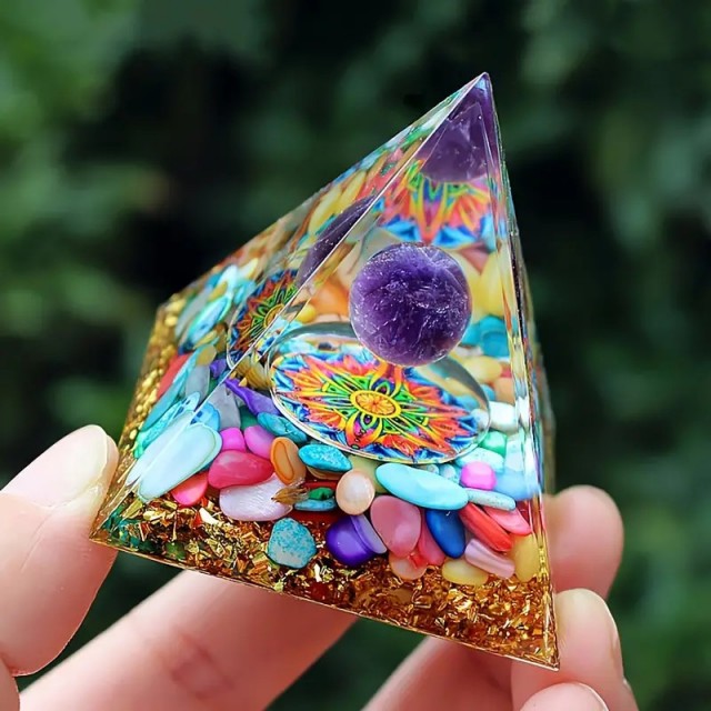 Orgonit piramida z naravnimi modrimi kamni in ametistom 5cm