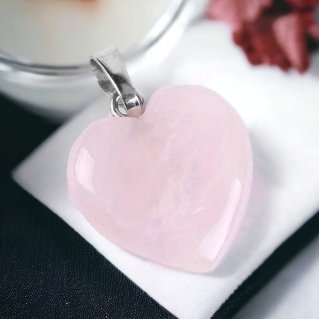 Verižica z obeskom kamna v obliki srca, ROZA KREMENČEV KAMEN