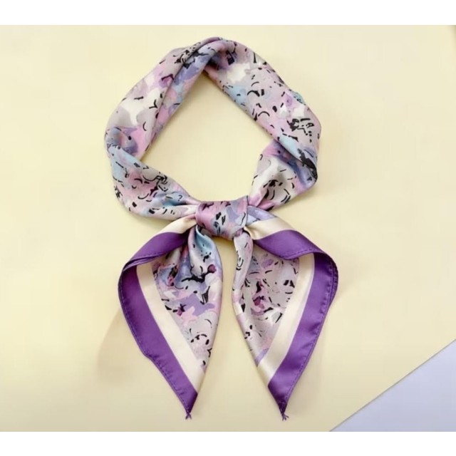 Elegantna ruta v nežni vijola barvi s cvetlicami