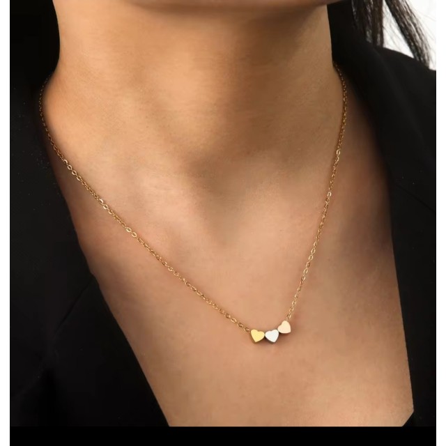 Modna ogrlica s tremi srci